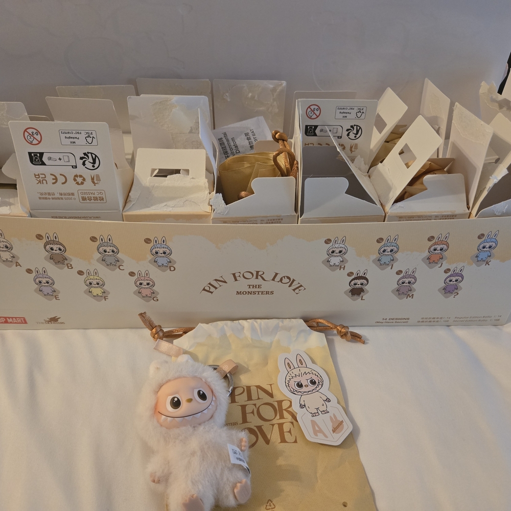 Labubu Pin For Love The Monsters - Picture 3 of 3